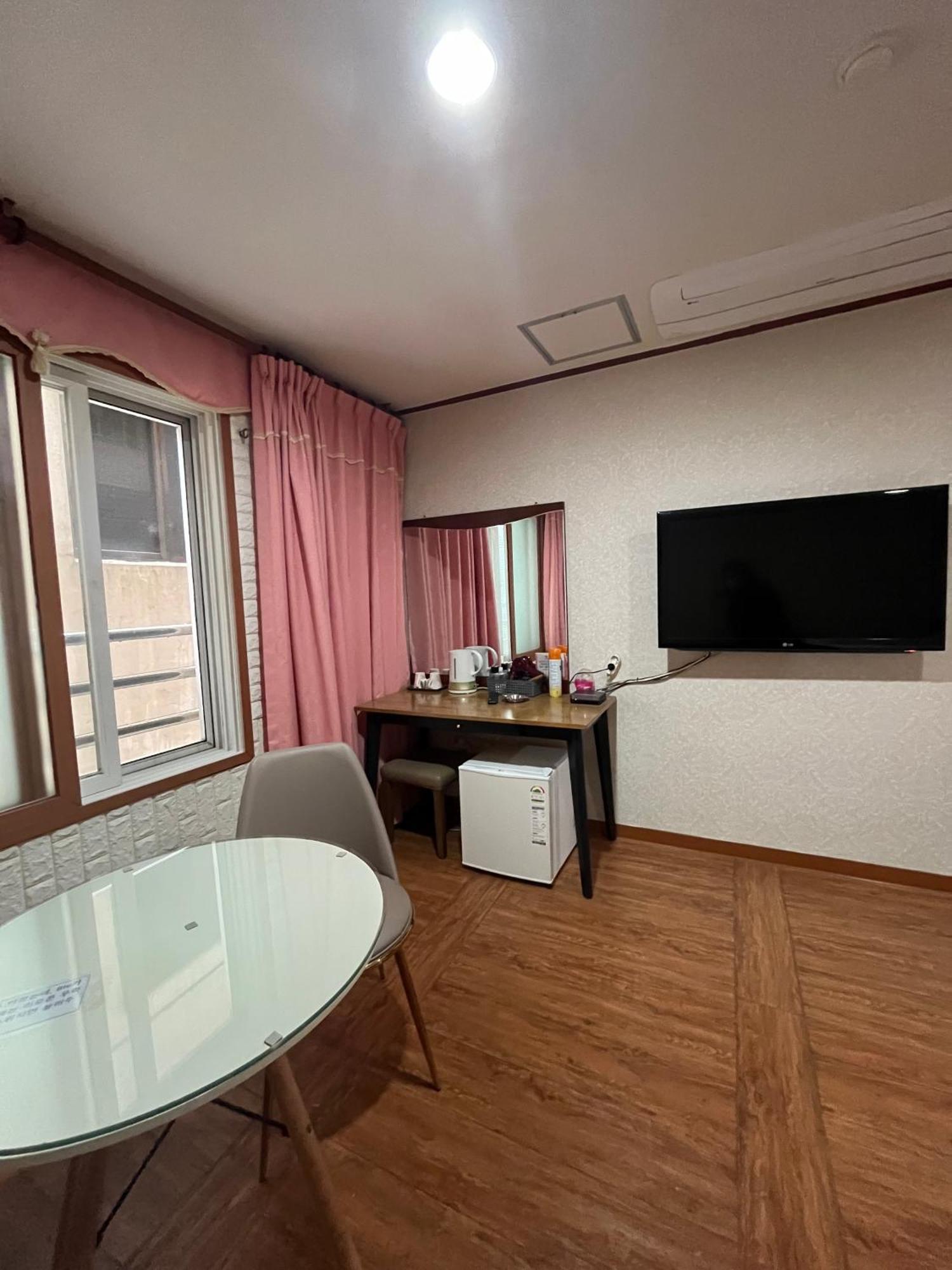 Oreum Motel Jeju Extérieur photo