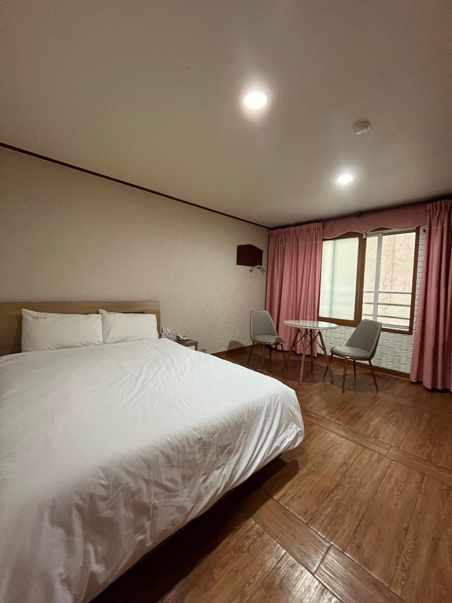 Oreum Motel Jeju Extérieur photo