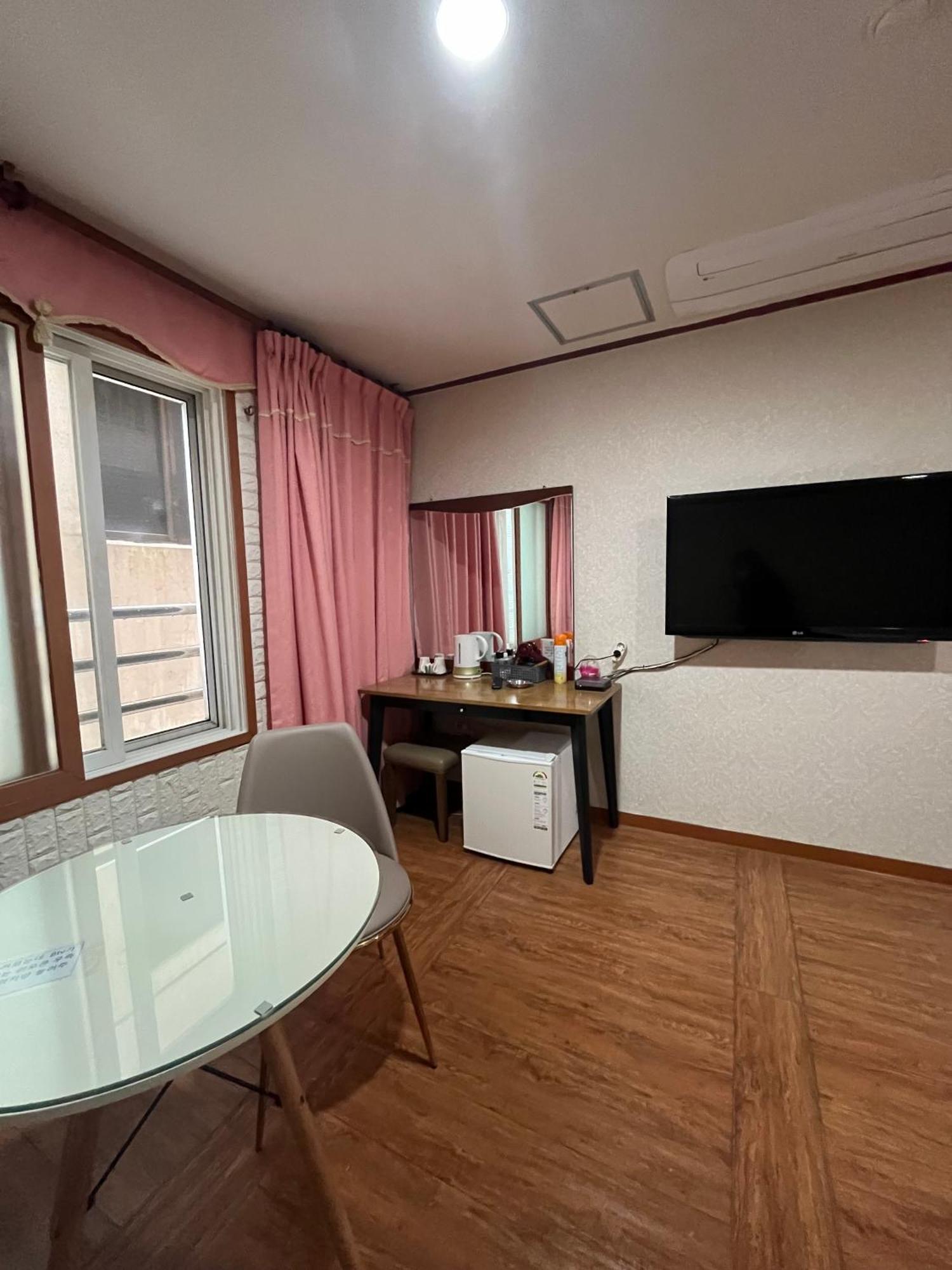 Oreum Motel Jeju Extérieur photo